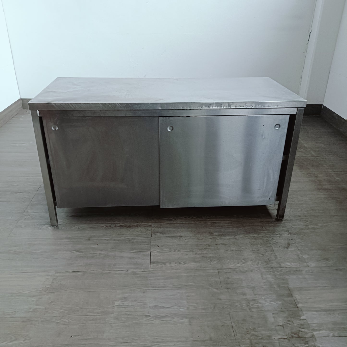 banco armadiato in acciaio inox con 2 sportelli e ripiano interno 160 x 70 x 85 cm