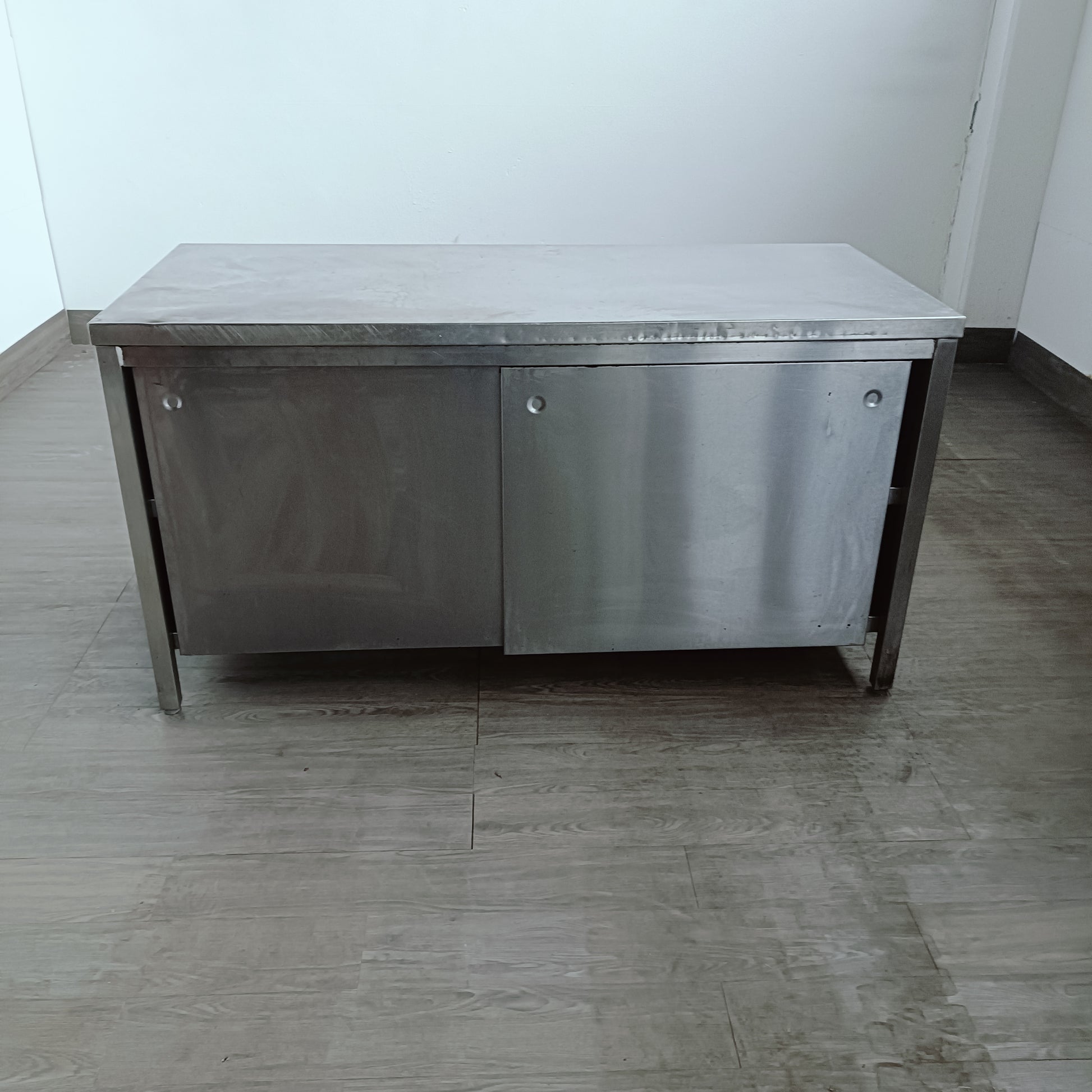 banco armadiato in acciaio inox con 2 sportelli e ripiano interno 160 x 70 x 85 cm