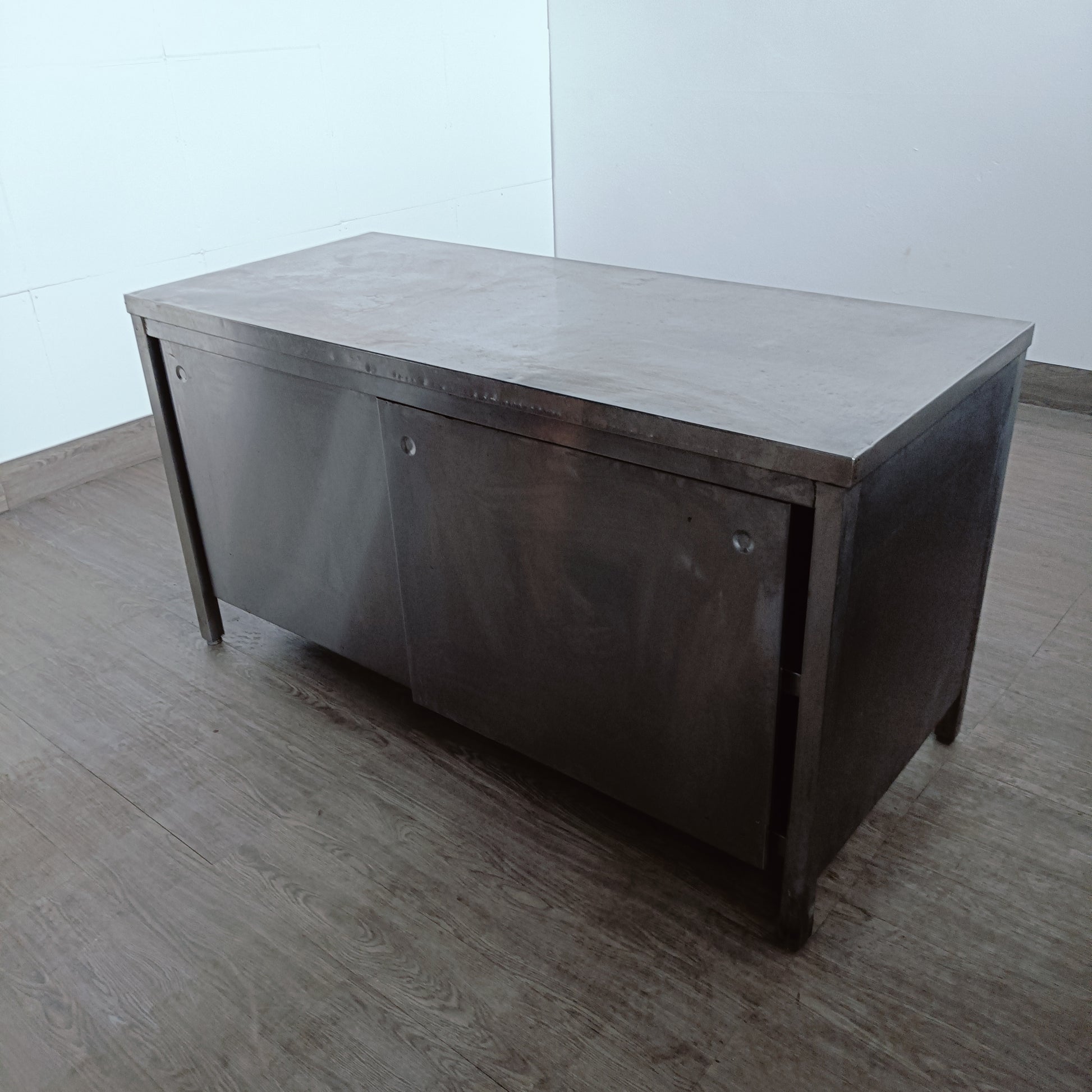 banco armadiato in acciaio inox con 2 sportelli e ripiano interno 160 x 70 x 85 cm