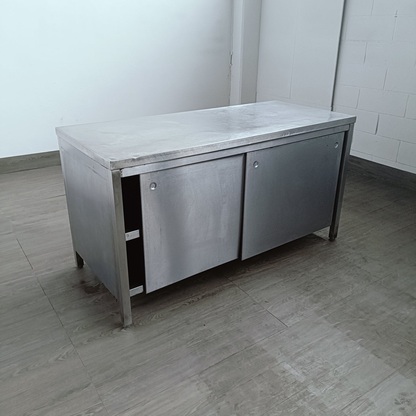 banco armadiato in acciaio inox con 2 sportelli e ripiano interno 160 x 70 x 85 cm