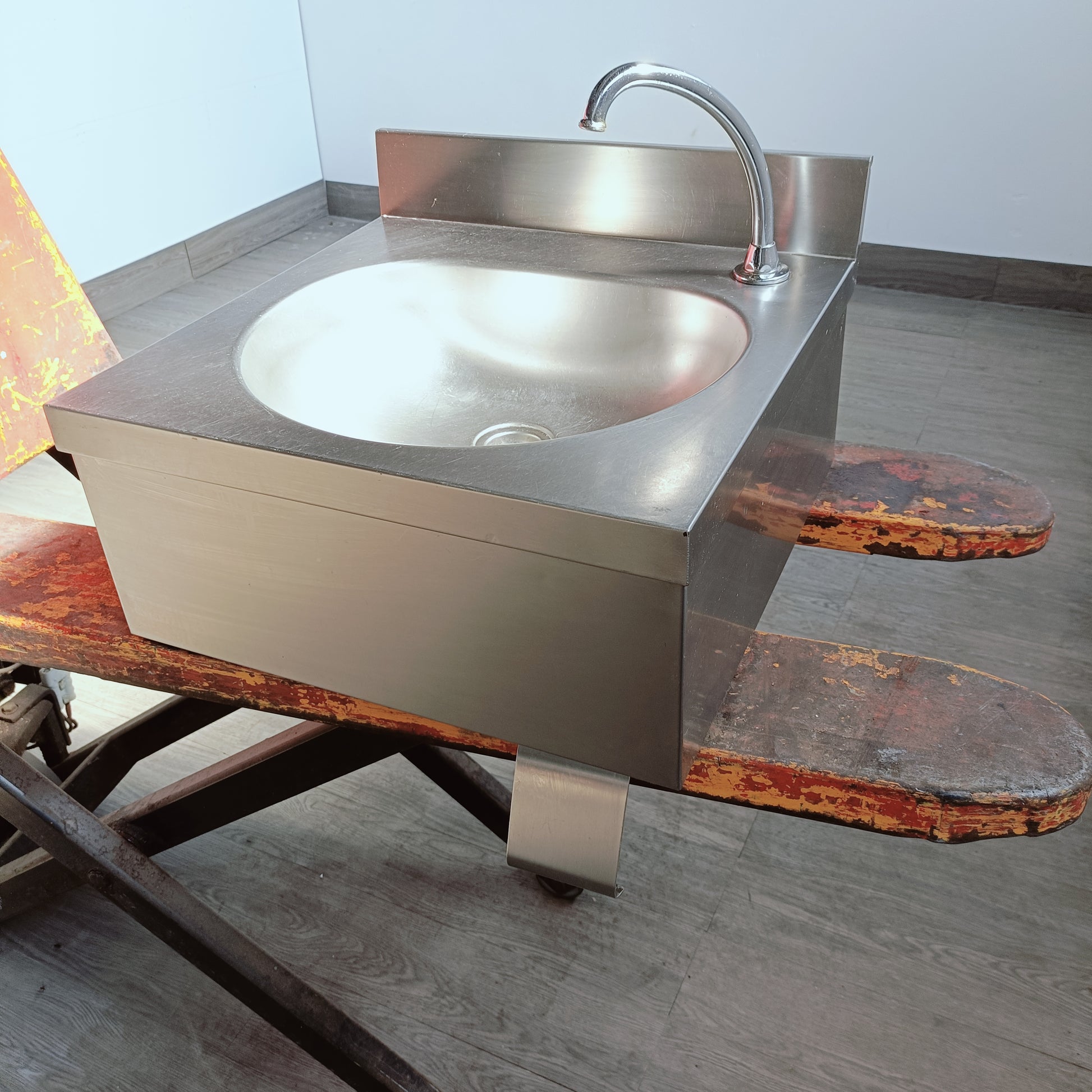 “lavandino in acciaio inox comandi a ginocchio 50 x 50 cm