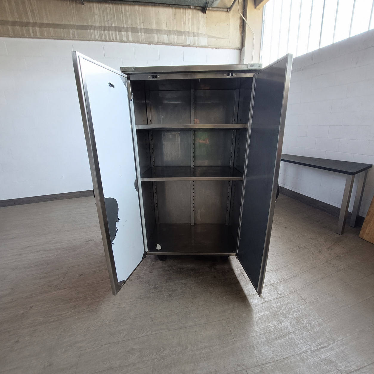 Armadio in acciaio inox 2 ante con 3 ripiani – 180 x 100 x 68 cm