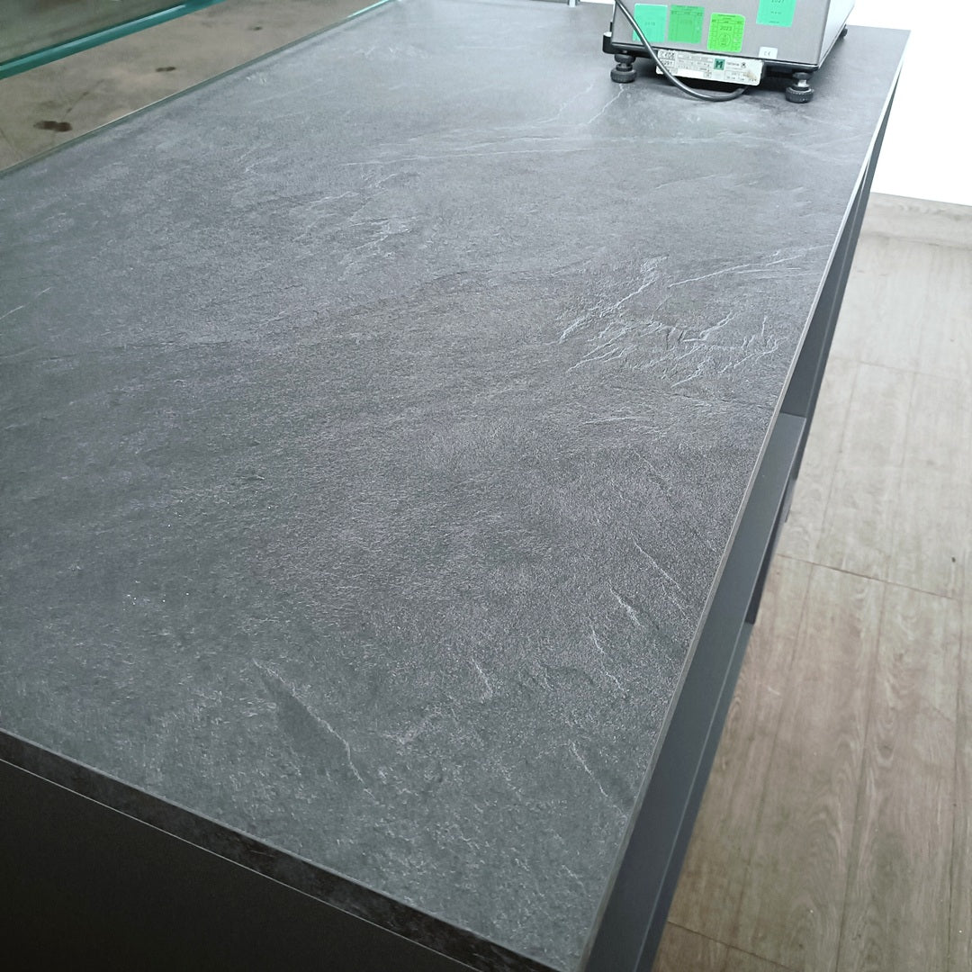 Banco Espositivo in Perfette Condizioni – 300x82x137 cm