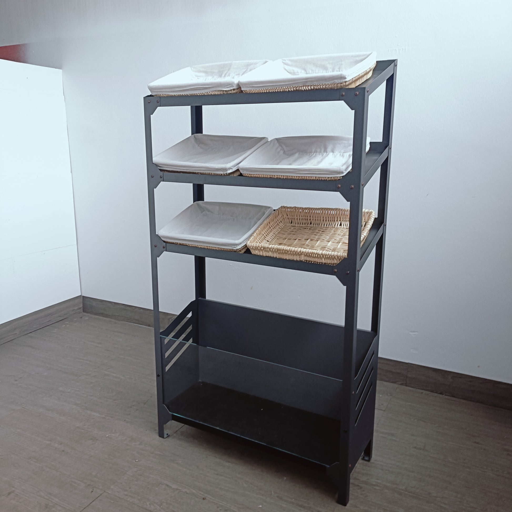 espositore retrobanco panificio con piani inclinati in metallo