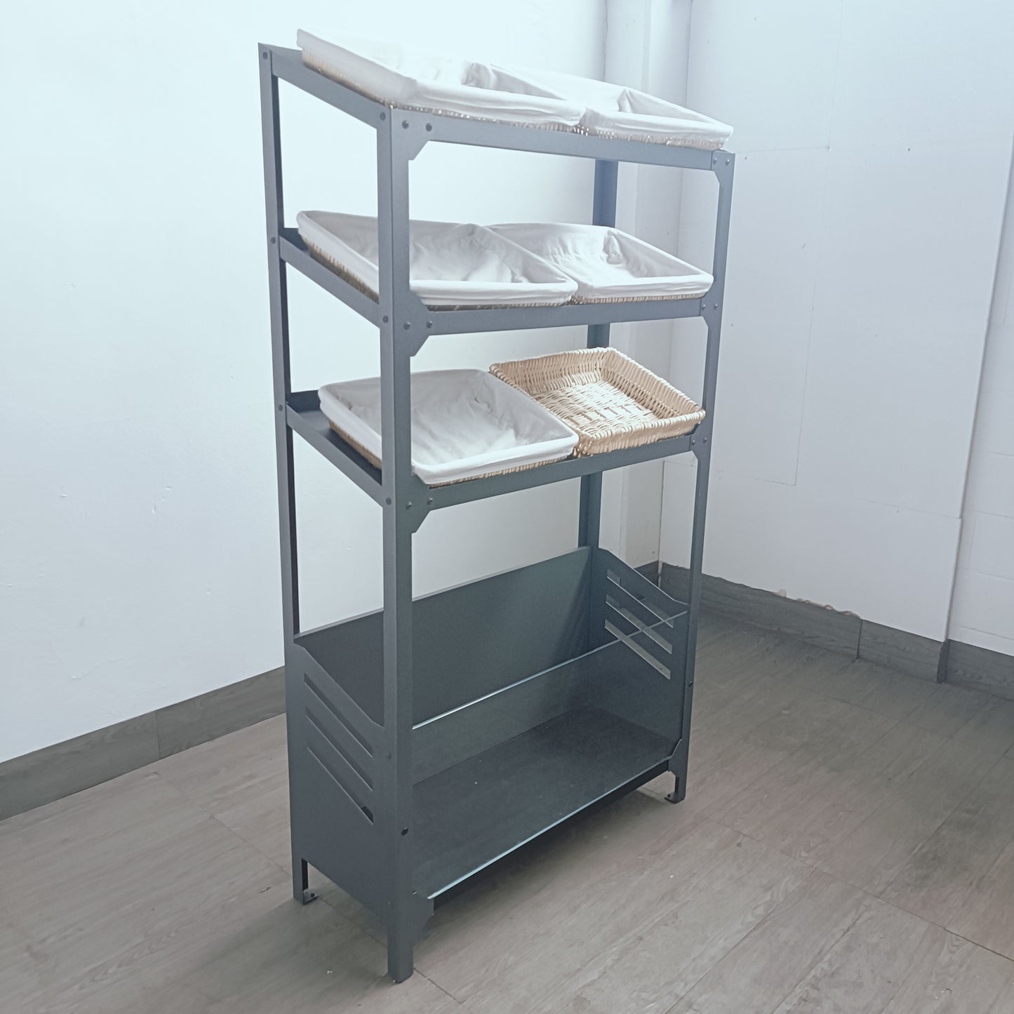 espositore retrobanco panificio con piani inclinati in metallo